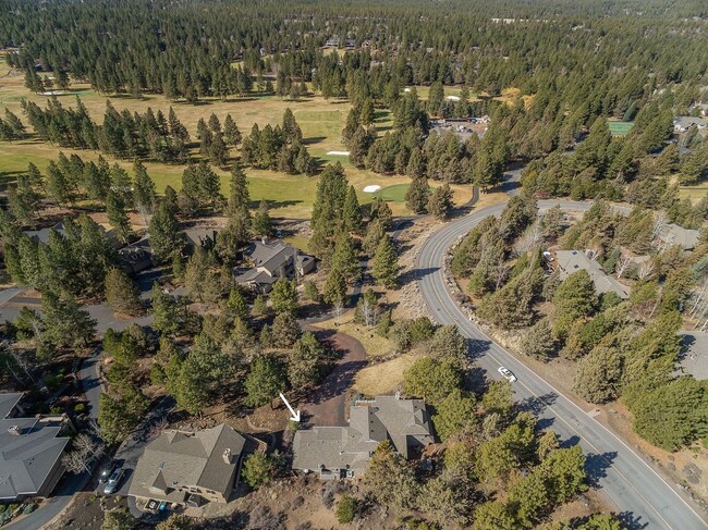 Building Photo - Spectacular Cascade Views in Awbrey Glen -...