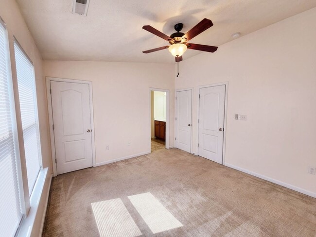 Building Photo - 3 bed/2.5 bath Townhouse in Westover - Ava...