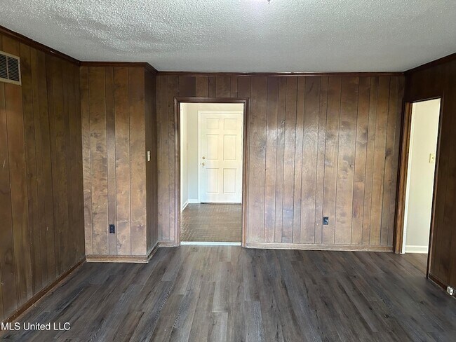Building Photo - 842 Farmington Dr N