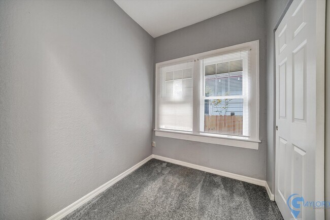 Building Photo - 1412 7th Ave N