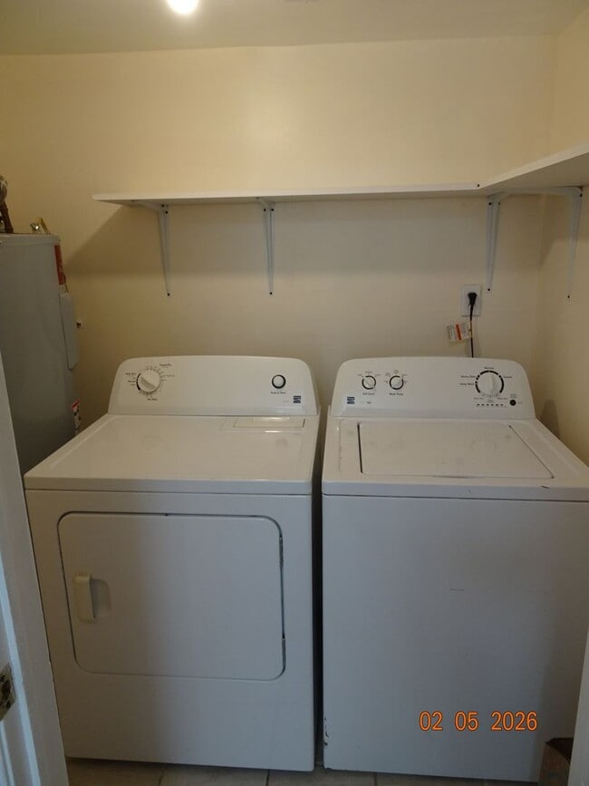 Building Photo - 3 Bedrooms, 1.5 Bathrooms Townhome in Williamsburg