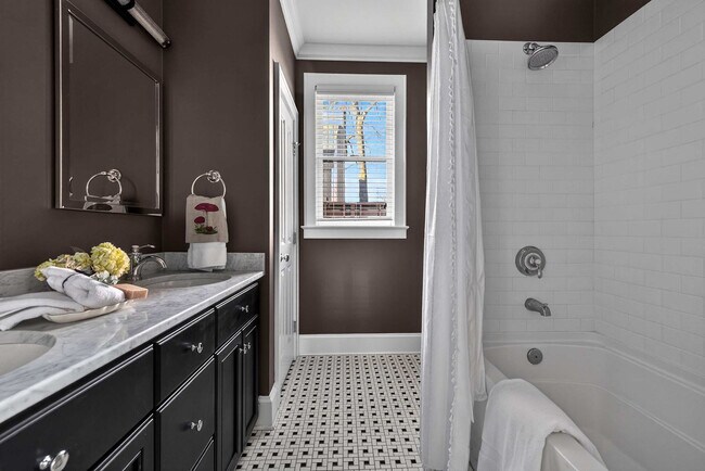 Building Photo - 611 N Pine St