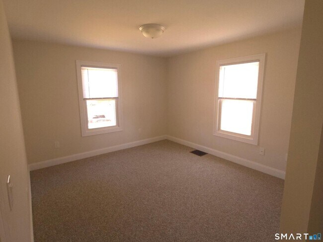 Building Photo - 27 Maple St