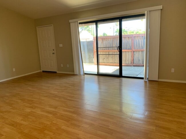Building Photo - Ready for Move In! Townhome in Brentwood G...