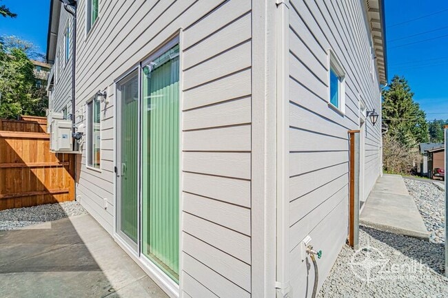Building Photo - 125 NE Newhouse Rd