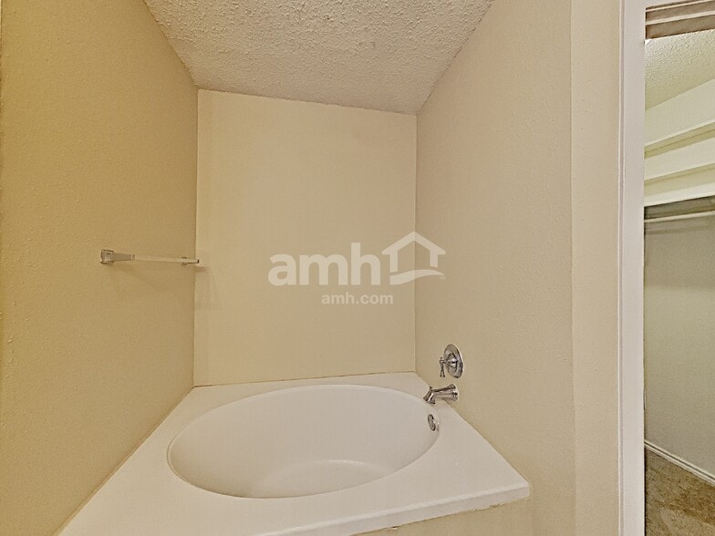 Building Photo - 734 Cypresscliff Dr