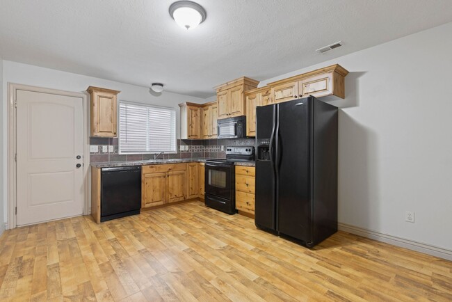 Building Photo - DARLING - 2 Bed 1.5 Bath Townhome in the M...