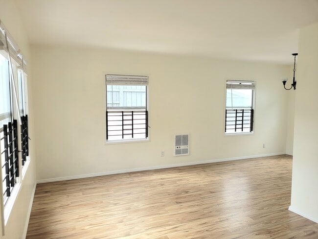 living room - 3960 Haines St