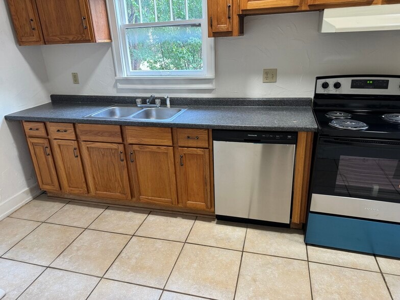 Building Photo - 2601 N Robinson Ave