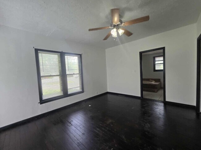 Building Photo - Charming Corner lot for rent!