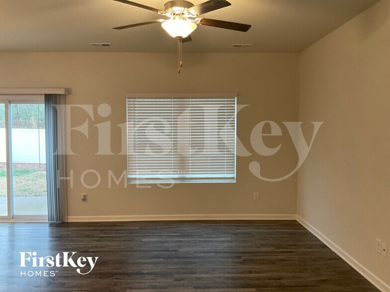 Building Photo - 9518 Hamel St