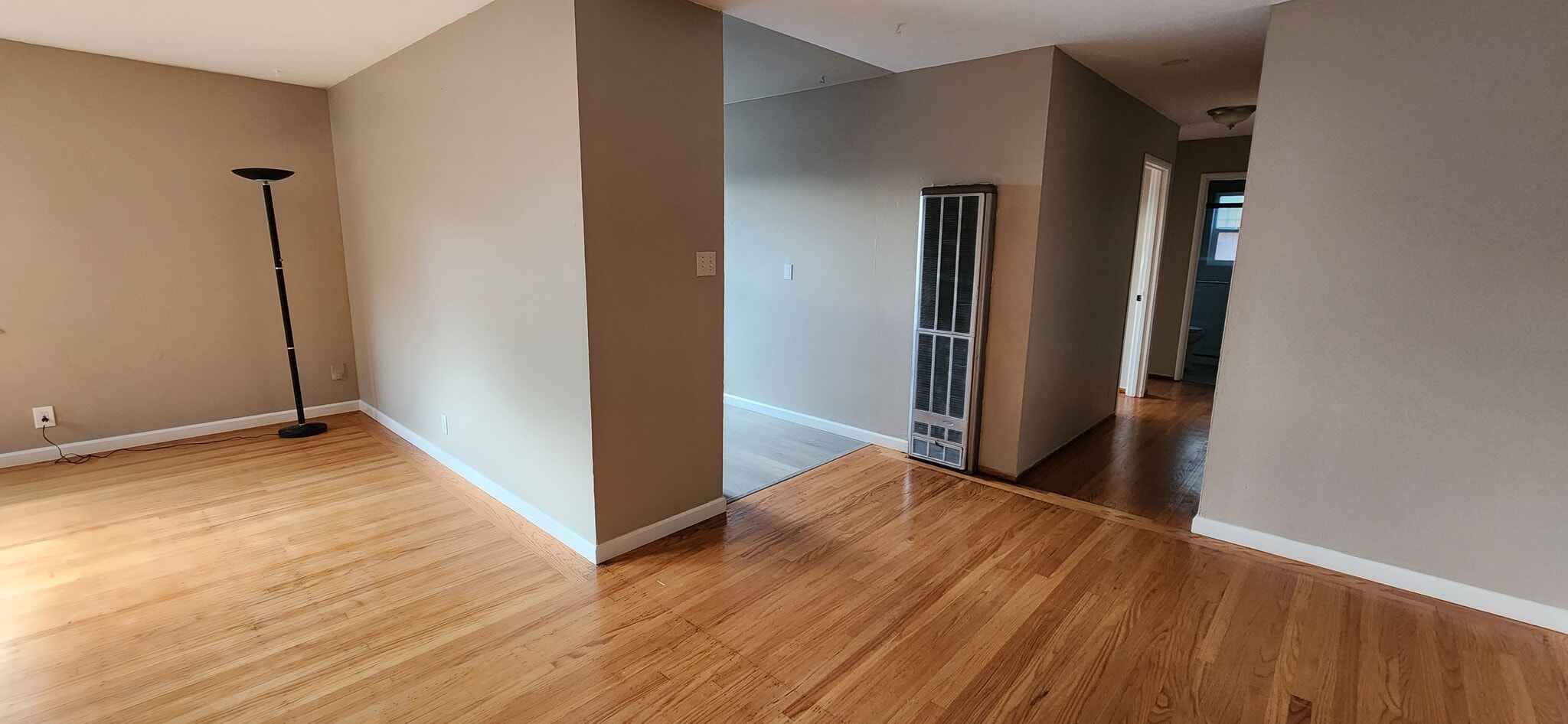 Genuine hardwood floor - 2421 Damuth St