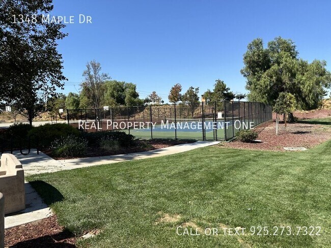 Building Photo - 1348 Maple Dr