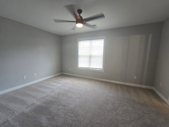 Building Photo - NEW LISTING!!!!