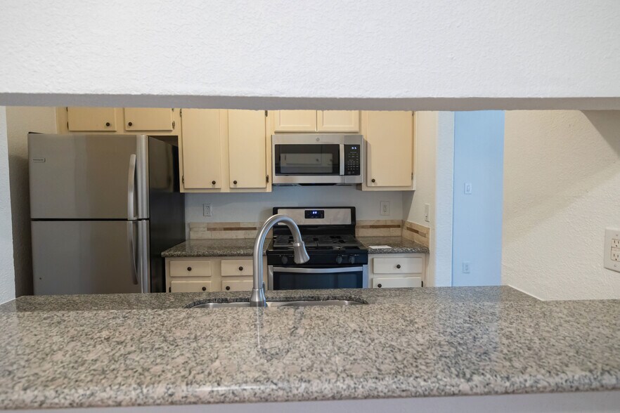 Fully equipped kitchen - 11609 April Dr