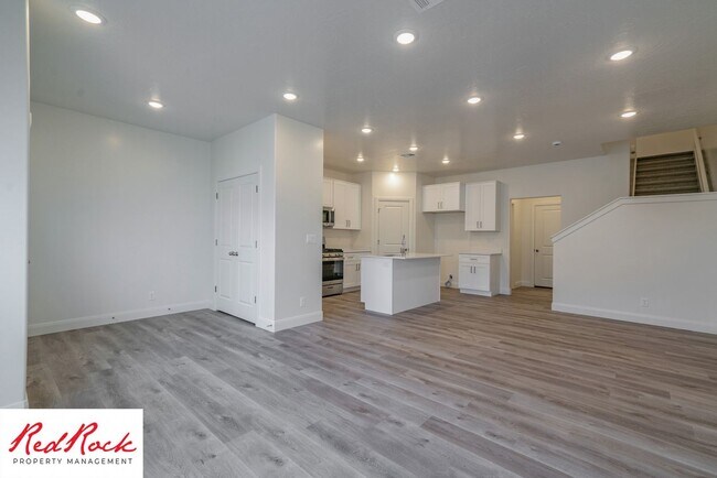 Building Photo - Stunning Spacious 3 Bedroom Unit