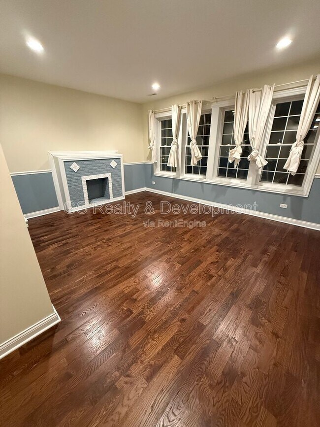 Building Photo - 1727 W Albion Ave