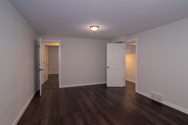 Building Photo - 3 Bed 2 Bath fully updated home adjacent to park & shopping