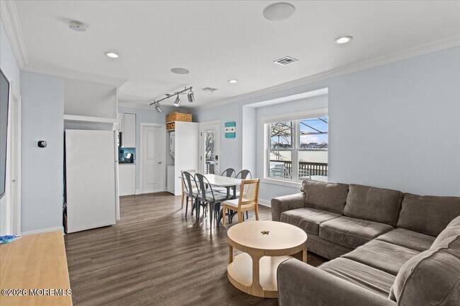 Building Photo - 106 Makin Ave