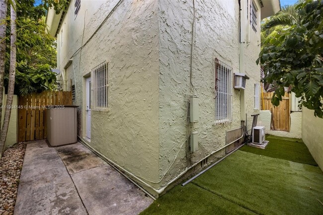 Building Photo - 2822 Pine Tree Dr