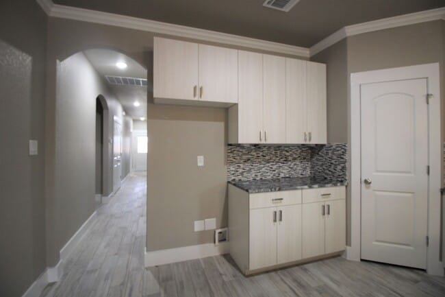 Building Photo - Located 1 Mile from IH 35/ No Carpet / Tons of Upgrades /  Turf Grass in Front Yard / Fenced in B...