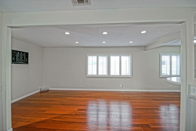 Building Photo - BEAUTIFULLY REMODELED, REDONDO HILLS HOME ...