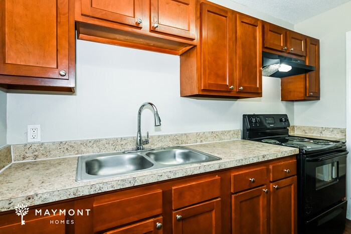 Building Photo - 6037 Green Hill Ln