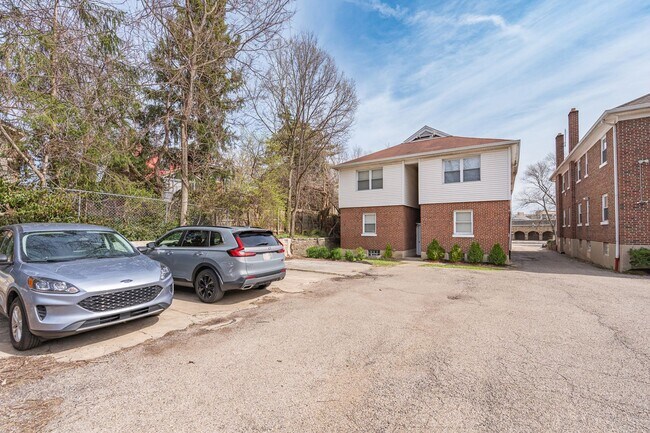 Building Photo - Updated 2BR Apartments Walkable to Xavier University