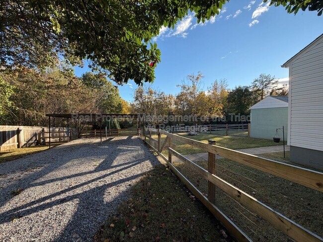 Building Photo - 7530 Shallowford Rd