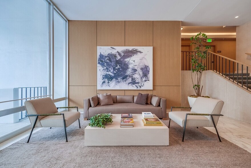 Building Photo - 999 N Doheny Dr