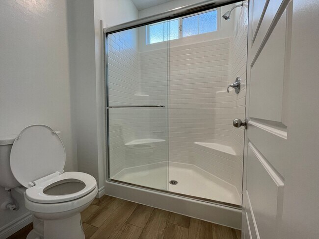 Building Photo - GATED 2 BED 2.5 BATH 2 CAR GARAGE 2 FLOOR ...