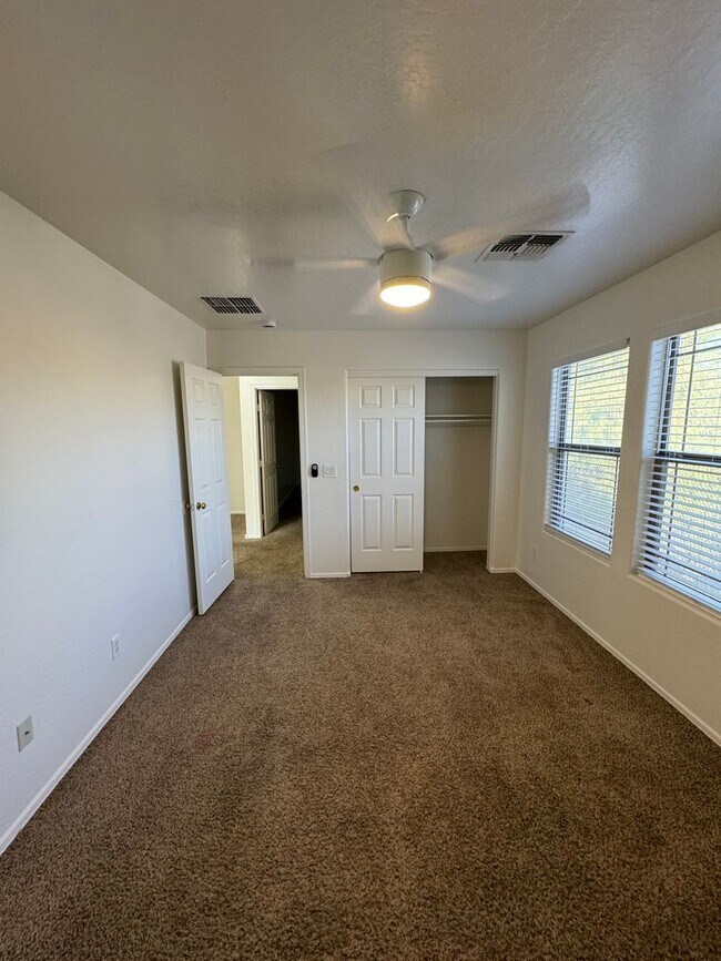 Building Photo - Large 4 bedroom house- Laveen