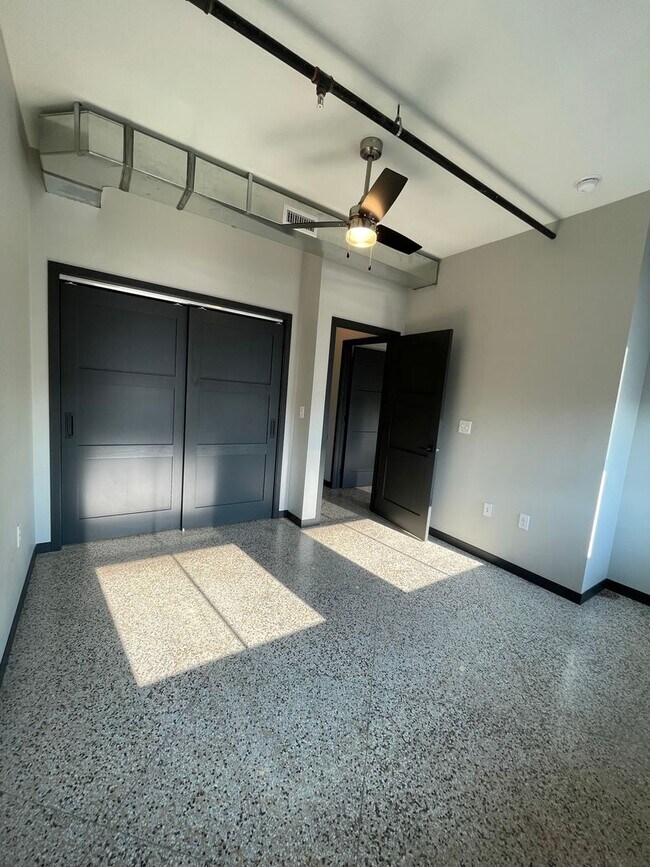 Building Photo - 403 W Norfolk Ave