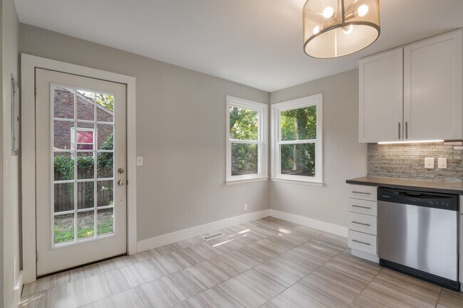 Building Photo - 2129 Crystal Dr