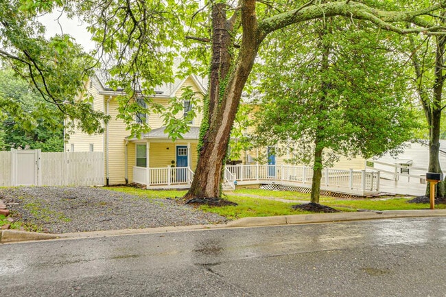 Building Photo - 6604 Oak St