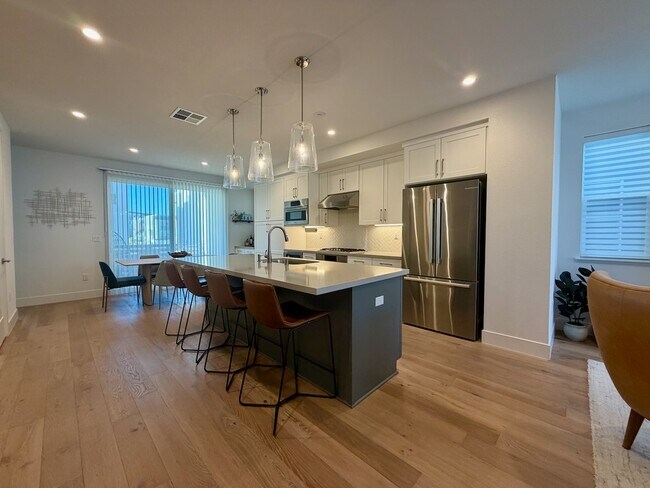Building Photo - 561 Pilgrim Dr