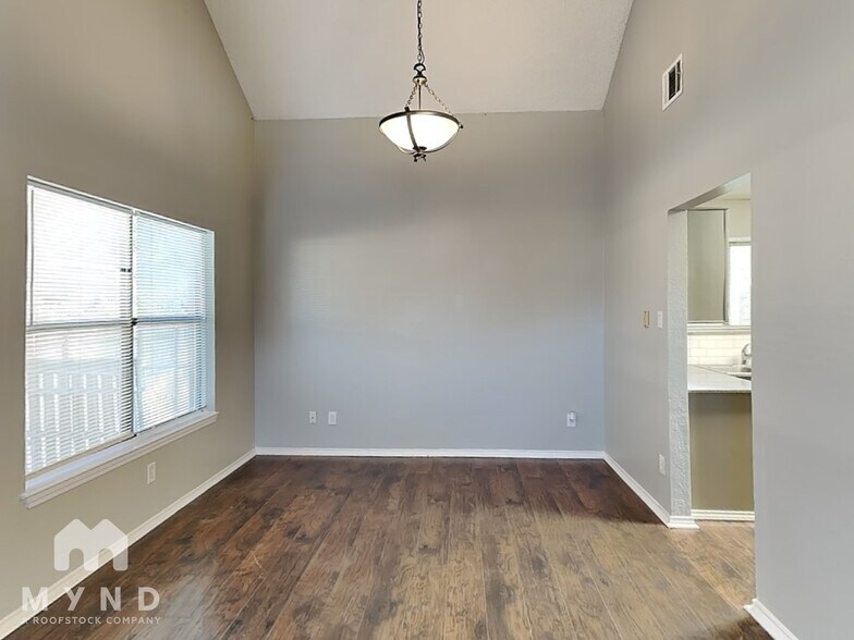 Building Photo - 837 Collins Blvd