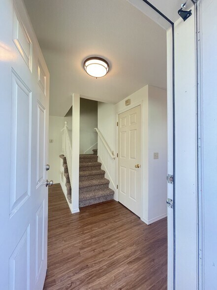 Entry - 323 Meadow Ave N