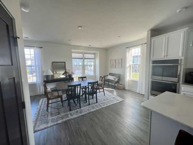 Building Photo - FULLY FURNISHED high-end beautiful 3 bedroom 3 1/2 bath home in Creekside Commons.