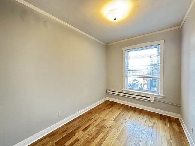 Building Photo - 457 W Melrose St