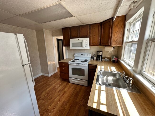 Building Photo - 128 Grove Pl