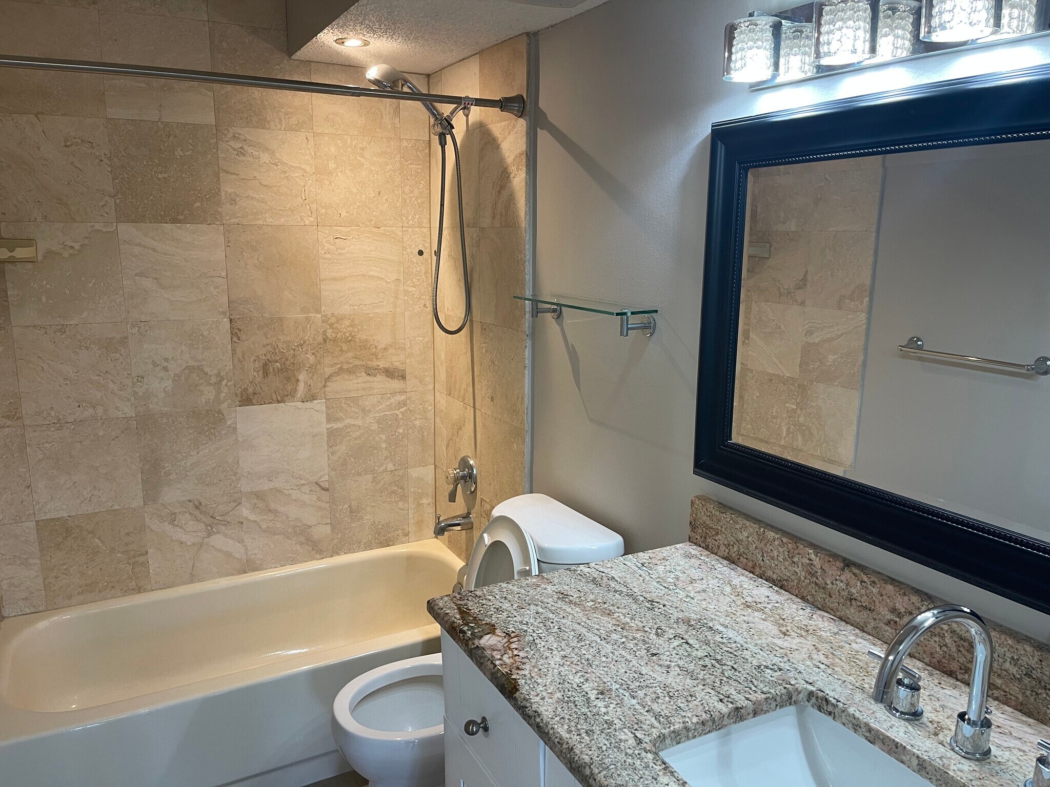 Guest bathroom - 13561 Eagle Ridge Dr