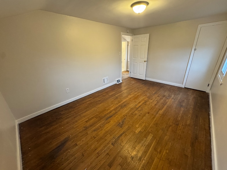 Building Photo - 416 Oak St