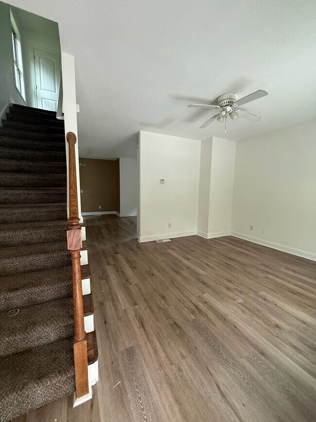 Building Photo - Spacious Two Bedroom Home