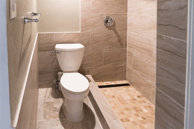 Building Photo - 2100 Tanglewilde St