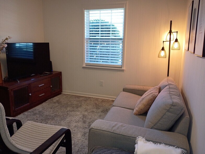 Building Photo - 906 E Magnolia Ave