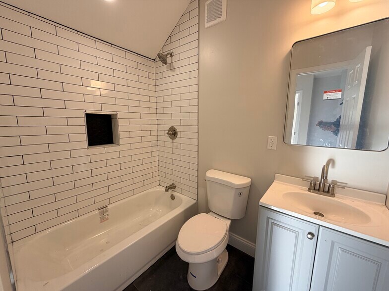 En suite bathroom - 3 E Overlea Ave