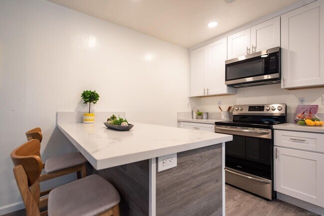 Building Photo - Van Dyke Triplex