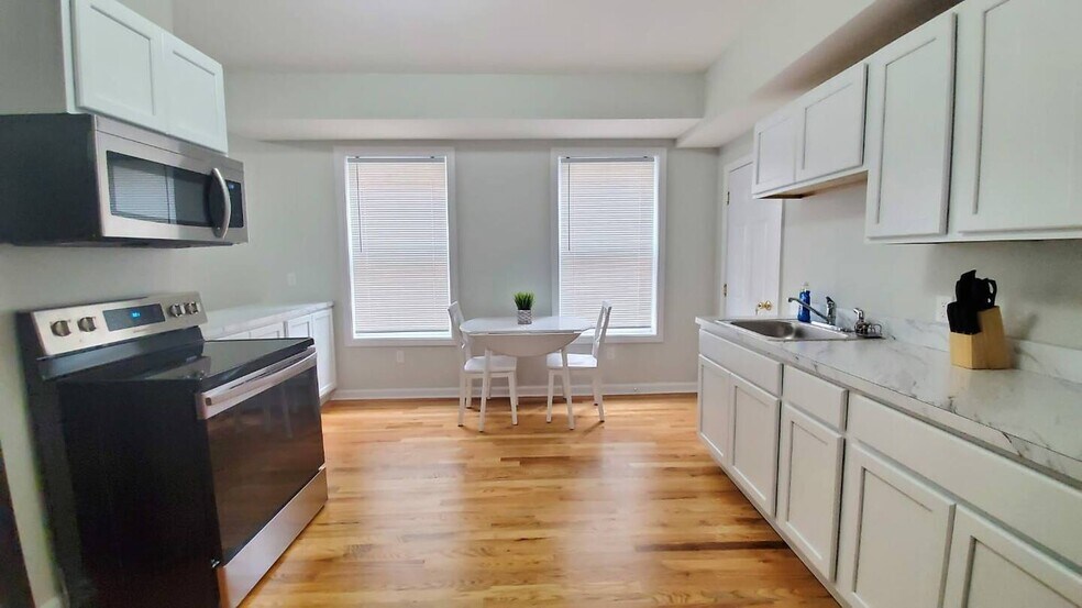 Building Photo - 2339 Main St