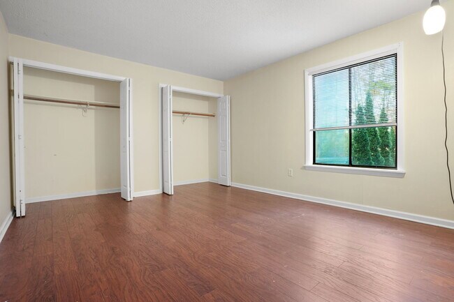 Building Photo - 622 Main St